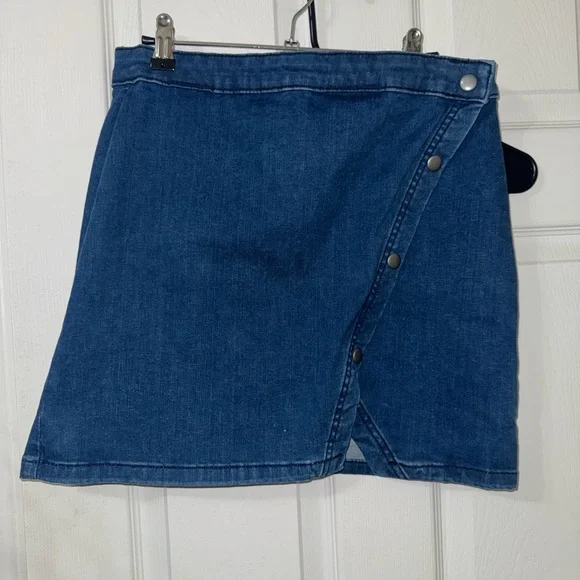 We the Free Notched Diagonal Snap & Wrap Denim Mini Skirt size 10 - Picture 2 of 9
